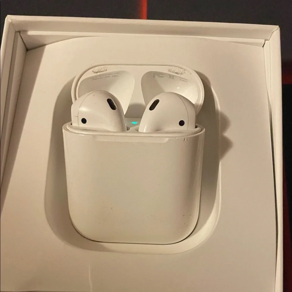 Apple AirPods in Classic White
